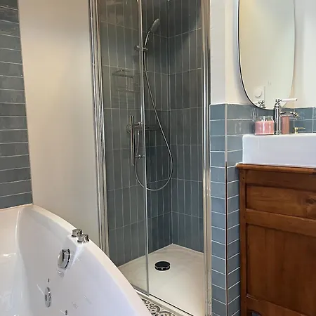 Signature Bois Et Cuir - D Exception Apartment Angers